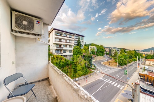 Bright retreat with Balcony & Mountain Views 13 Flat Manager Booking