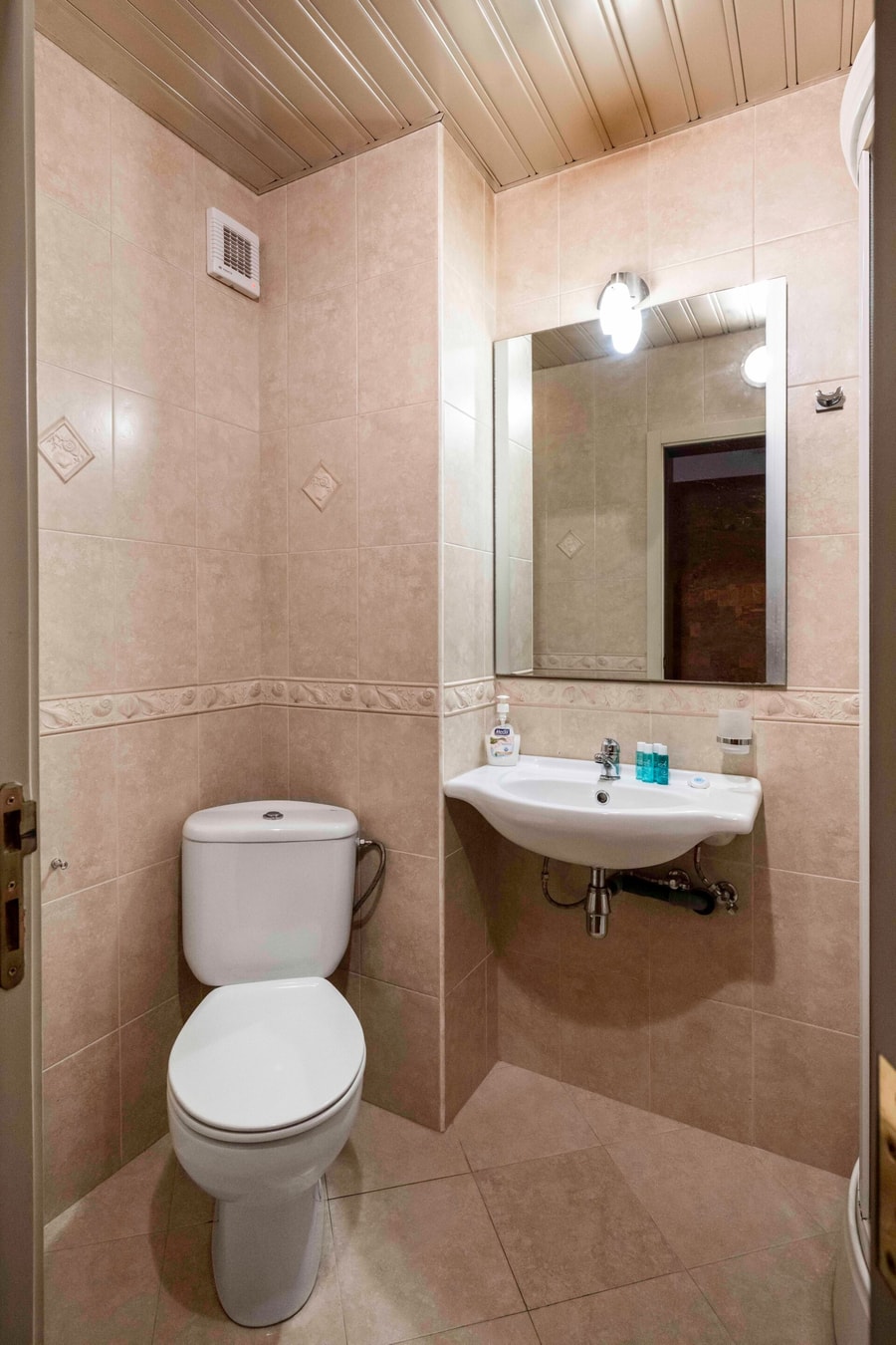 Vintage and Cozy 2BD Apartment in Prime Location 14 Flat Manager Booking