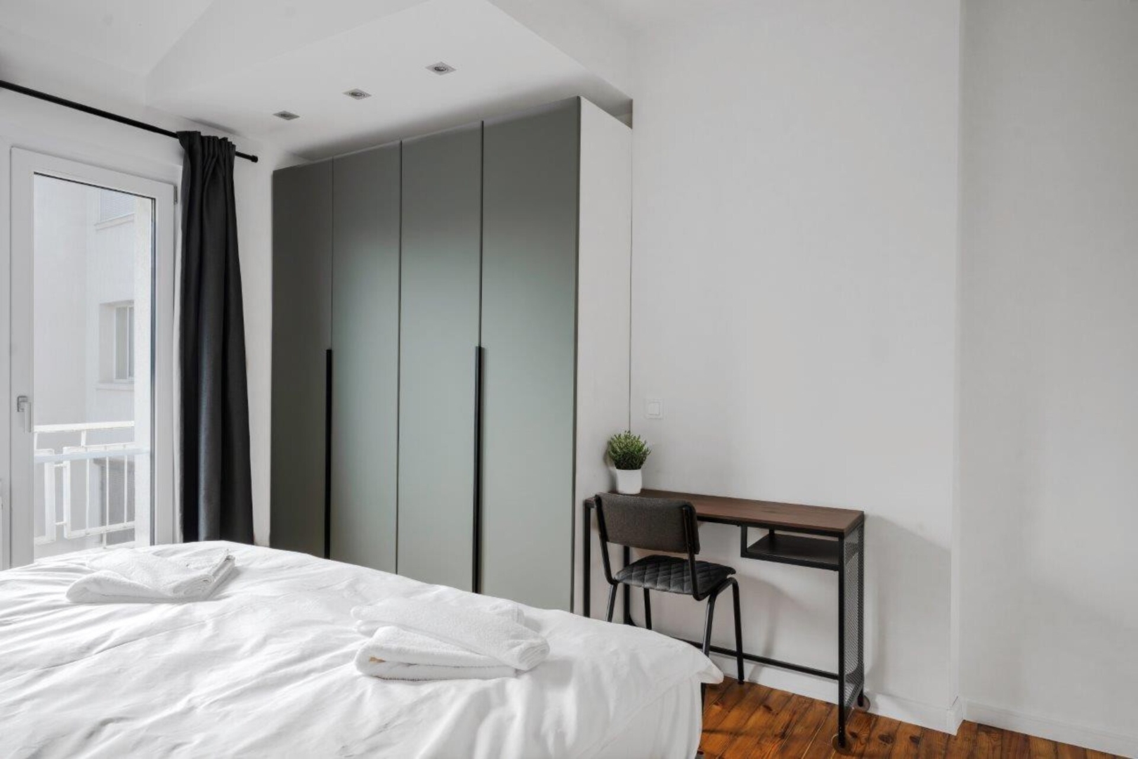 Luminous Central Retreat: Spacious 2BD Apartment 33 Flat Manager Booking