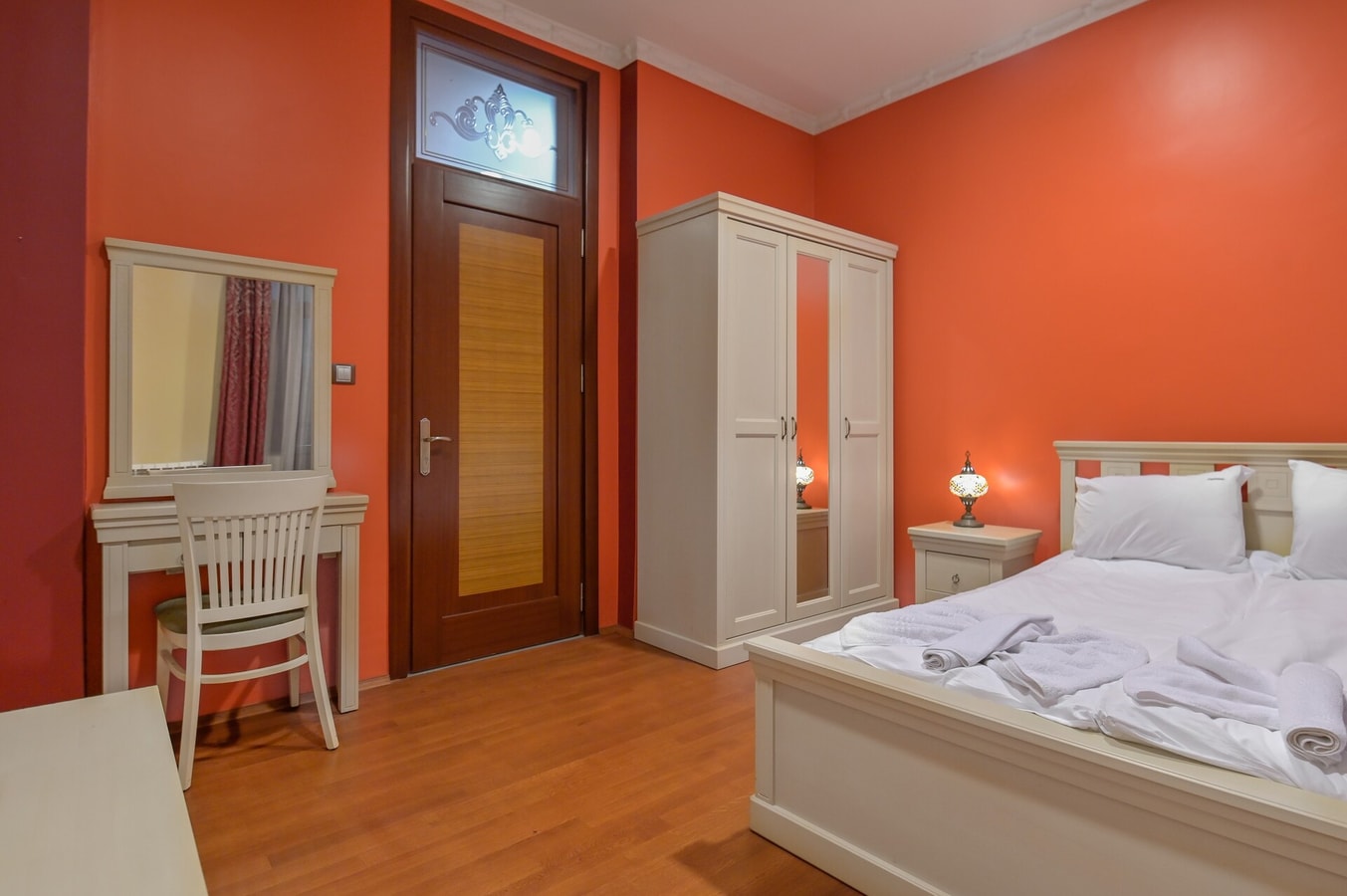 Life in Colors ~ Two-Bedroom Premium Apartment 11 Flat Manager Booking