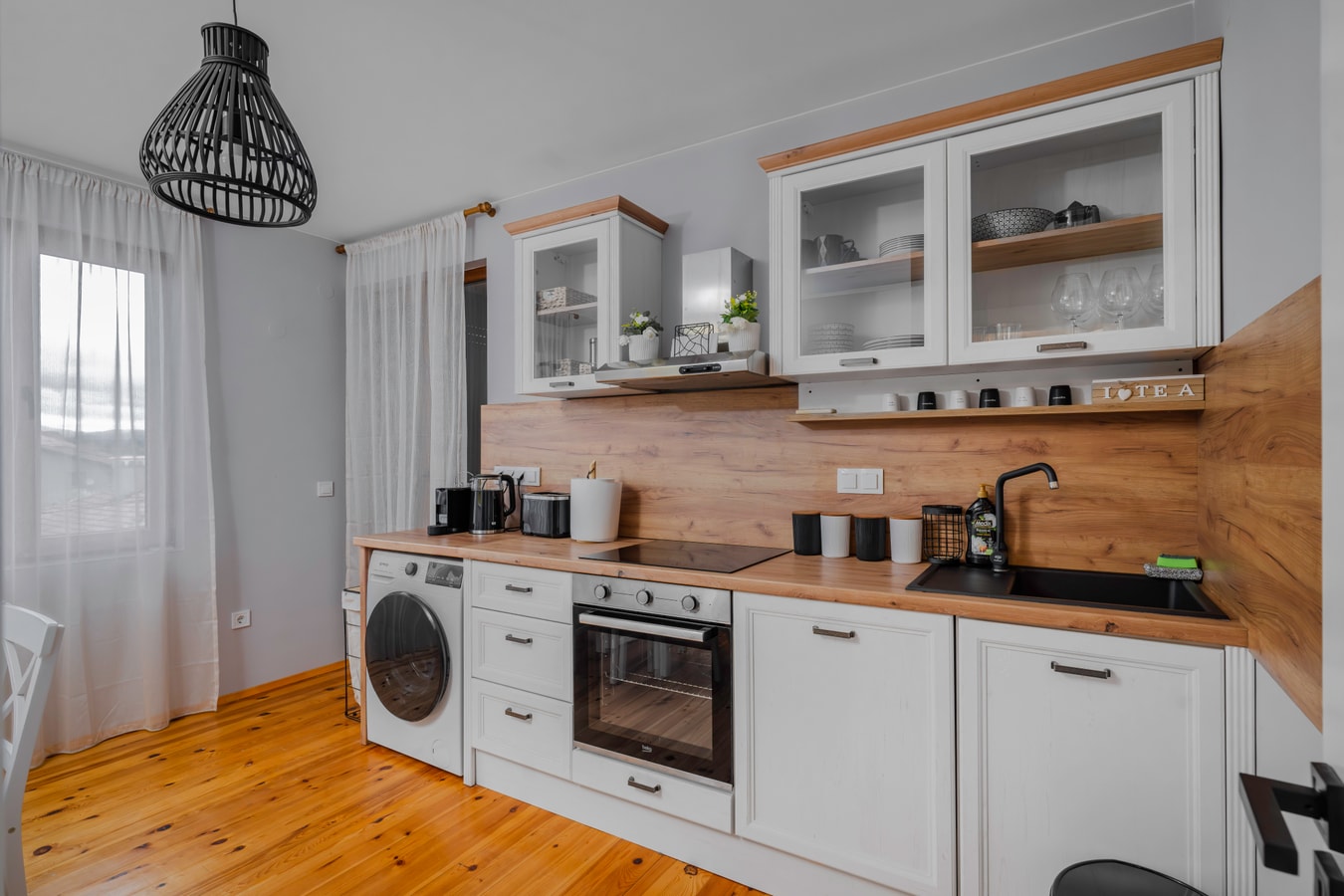 AeroLuxe Living 1BD Apartment 8 Flat Manager Booking