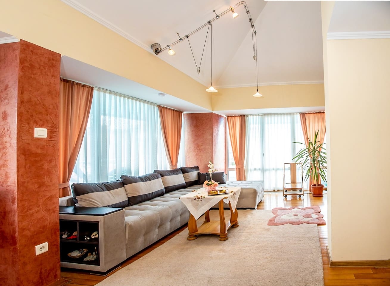 Spacious & Sunny Maisonette w/ Terrace near Centre 0 Flat Manager Booking