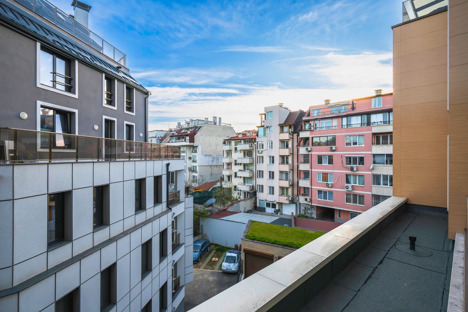 Modern and Central: 1BD Flat with Balcony 20 Flat Manager Booking