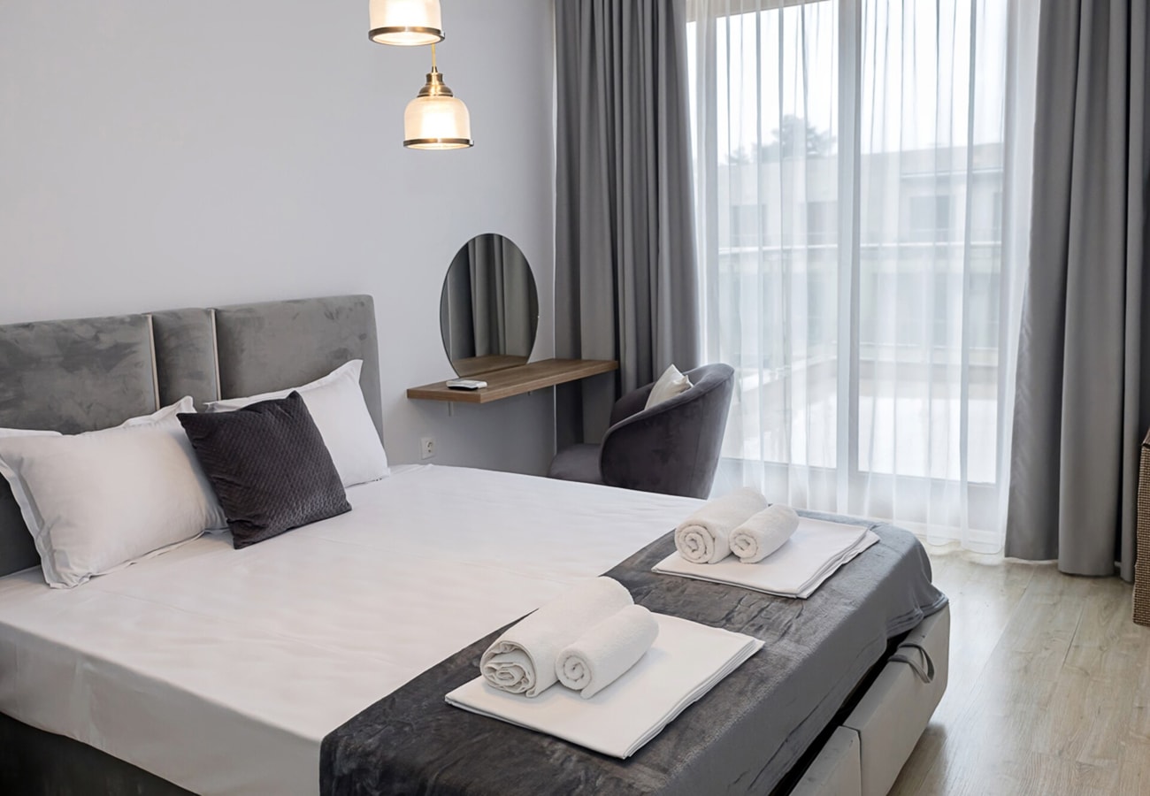 Moonlight Terrace - Panoramic Views, Luxe Comfort 3 Flat Manager Booking