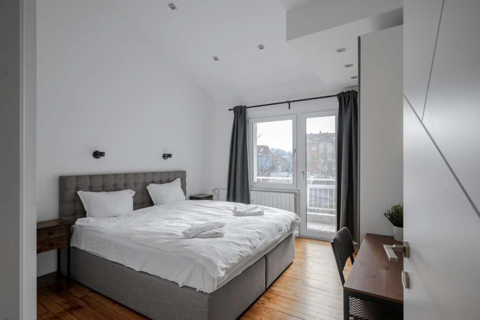 Luminous Central Retreat: Spacious 2BD Apartment 27 Flat Manager Booking