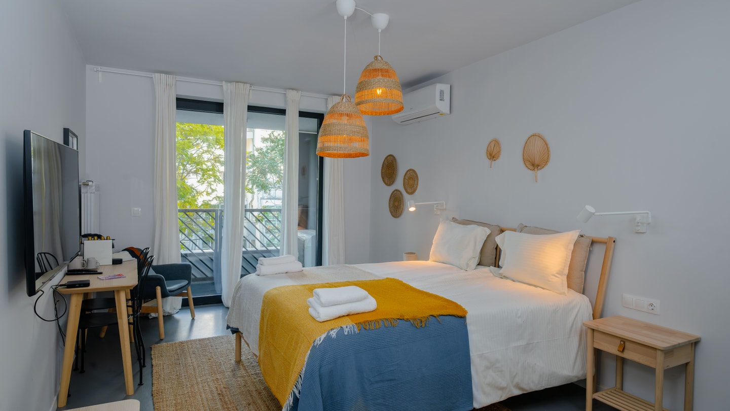 Aviva City Stay – Blue Note Studio Flat Manager Booking