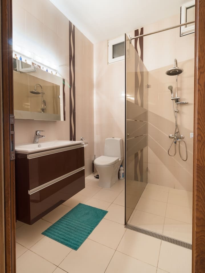The Rocky House - Central & Private 2BDR 26 Flat Manager Booking