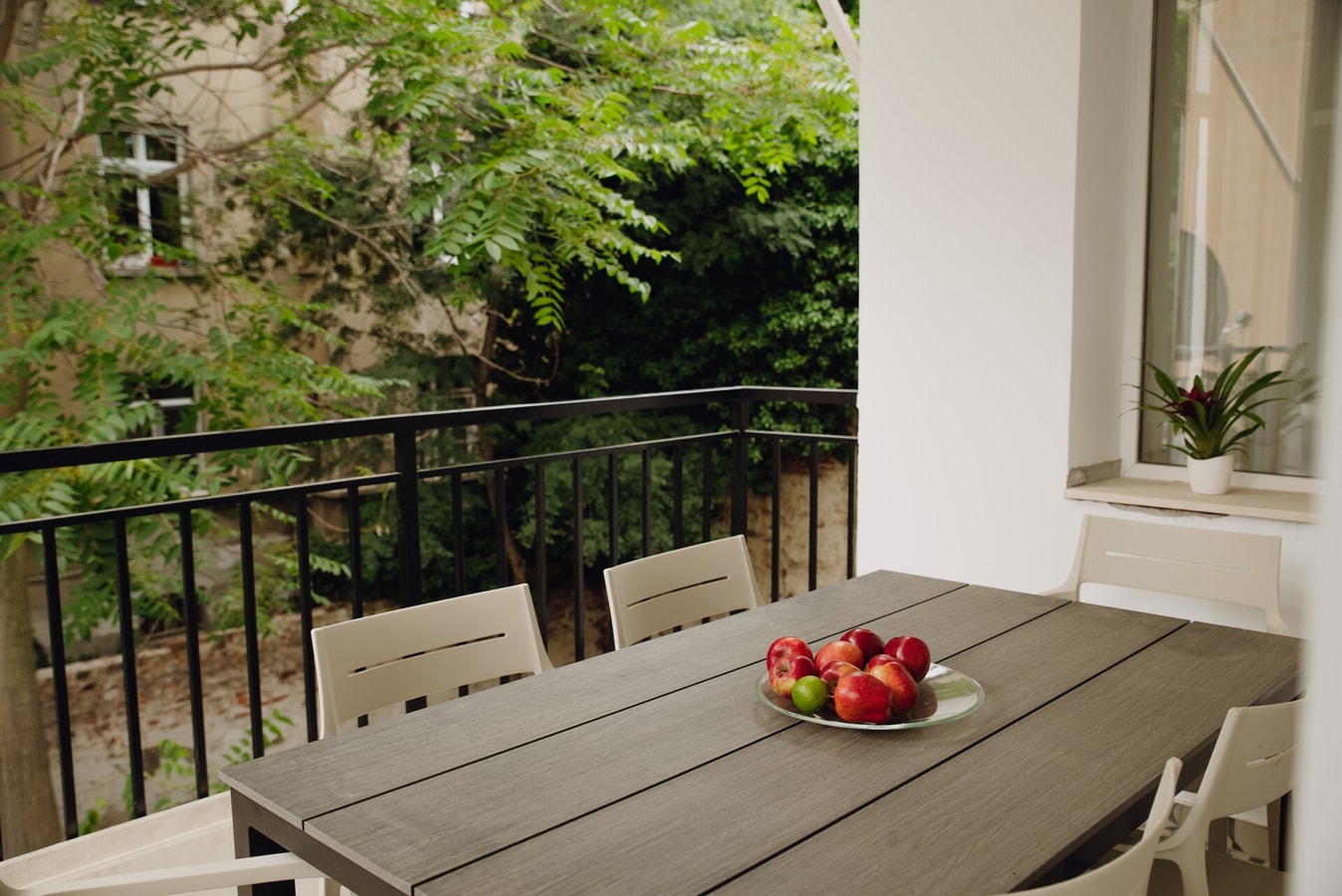 Radoslav Bacho Kiro 2BD · Elegant Escape: High Ceilings, Balcony & Piano 2 Flat Manager Booking