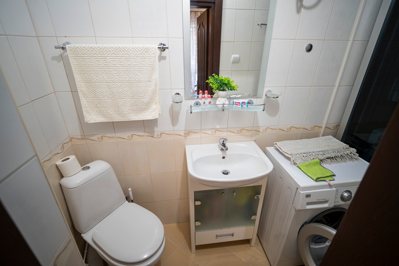 The Family Courtyard - LARGE 2BD Apartment 22 Flat Manager Booking