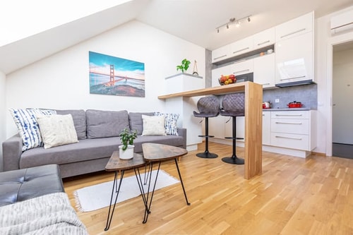 Minimalist's Dream - sunny cozy studio in New Town