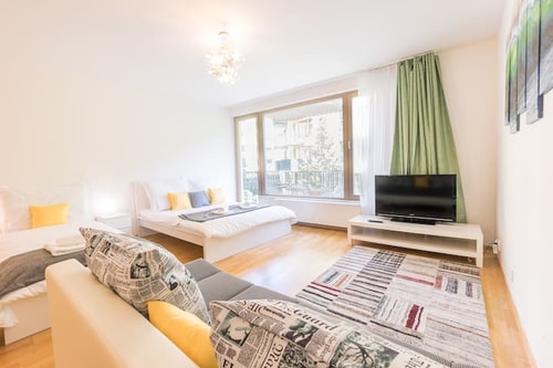 ☼ Modern Studio with BBQ & Green Views in Zizkov ☼