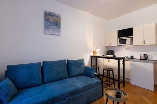 Minimalist studio near to centre