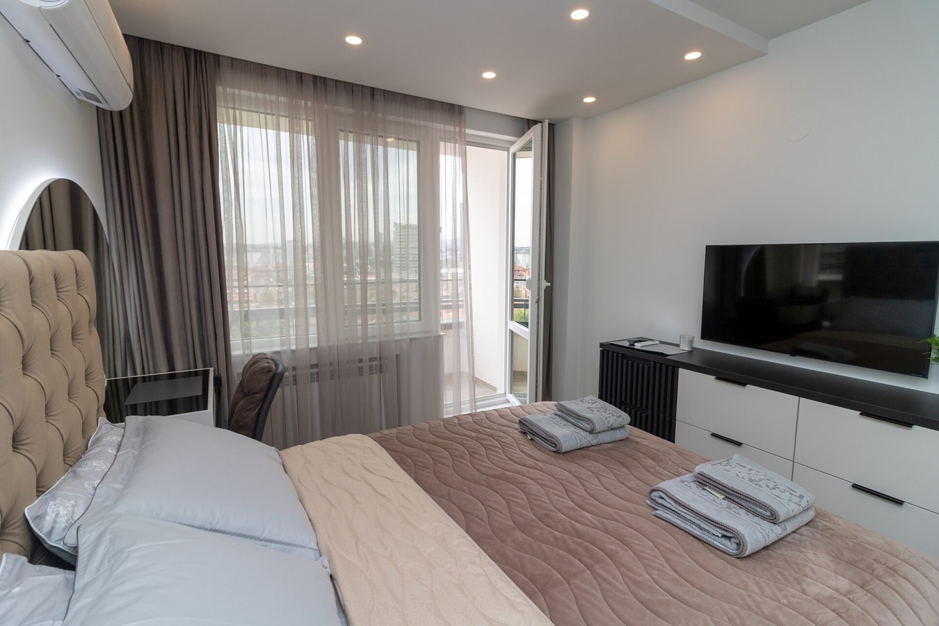 Gran Capital - Top Central Apartment. Free Parking 12 Flat Manager Booking
