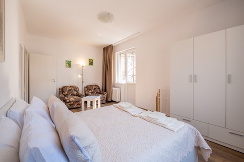 Peaceful downtown location - 2 bedroom apartment 16 Flat Manager Booking