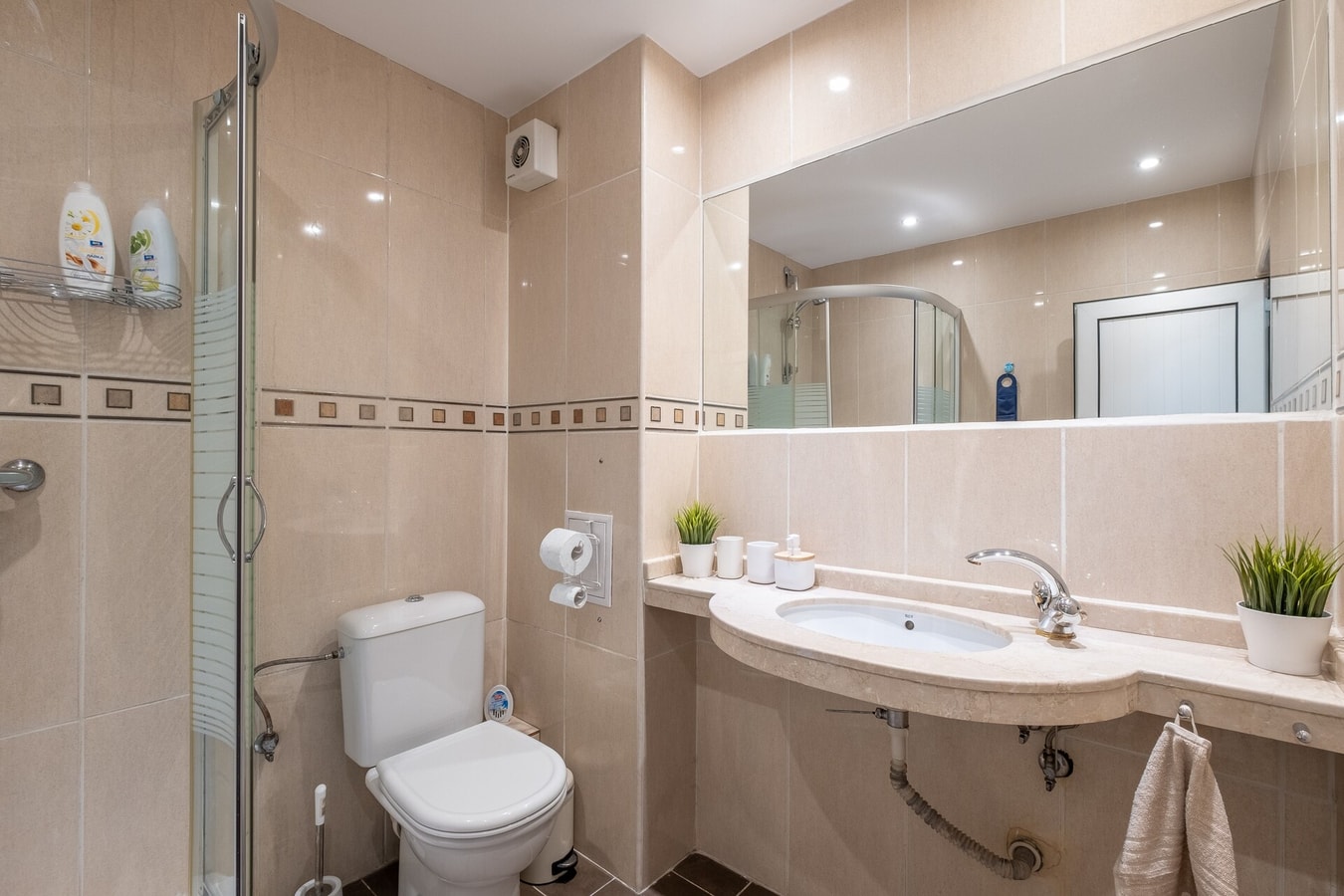 Spacious 1 bedroom apartment in a lively center 27 Flat Manager Booking