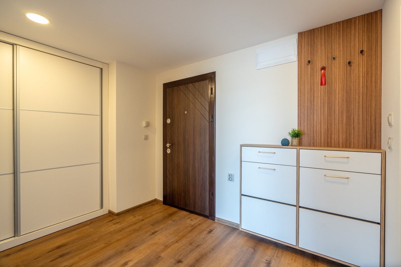 Golden Mountains 18 Flat Manager Booking