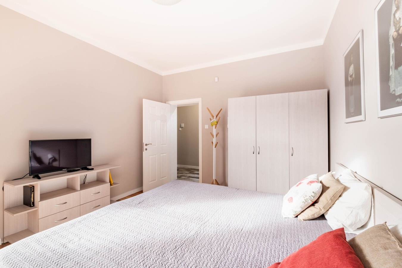Samuil 93 · New 1930s quiet central apartment w/AC - 2 bedroom 15 Flat Manager Booking