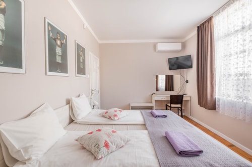 New 1930s quiet central apartment w/AC - 2 bedroom 20 Flat Manager Booking