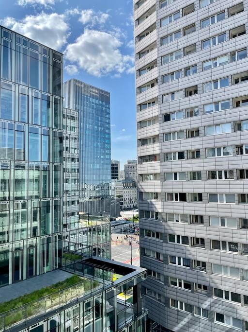 Modern Apartment with Balcony/the Vibrant City Hub Flataway