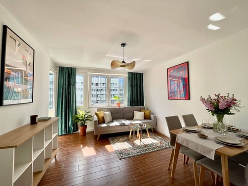 Modern Apartment with Balcony/the Vibrant City Hub 13 Flataway
