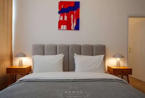 Serene Haven: 3BR Apt with Light Tones and Artwork 3 Flataway