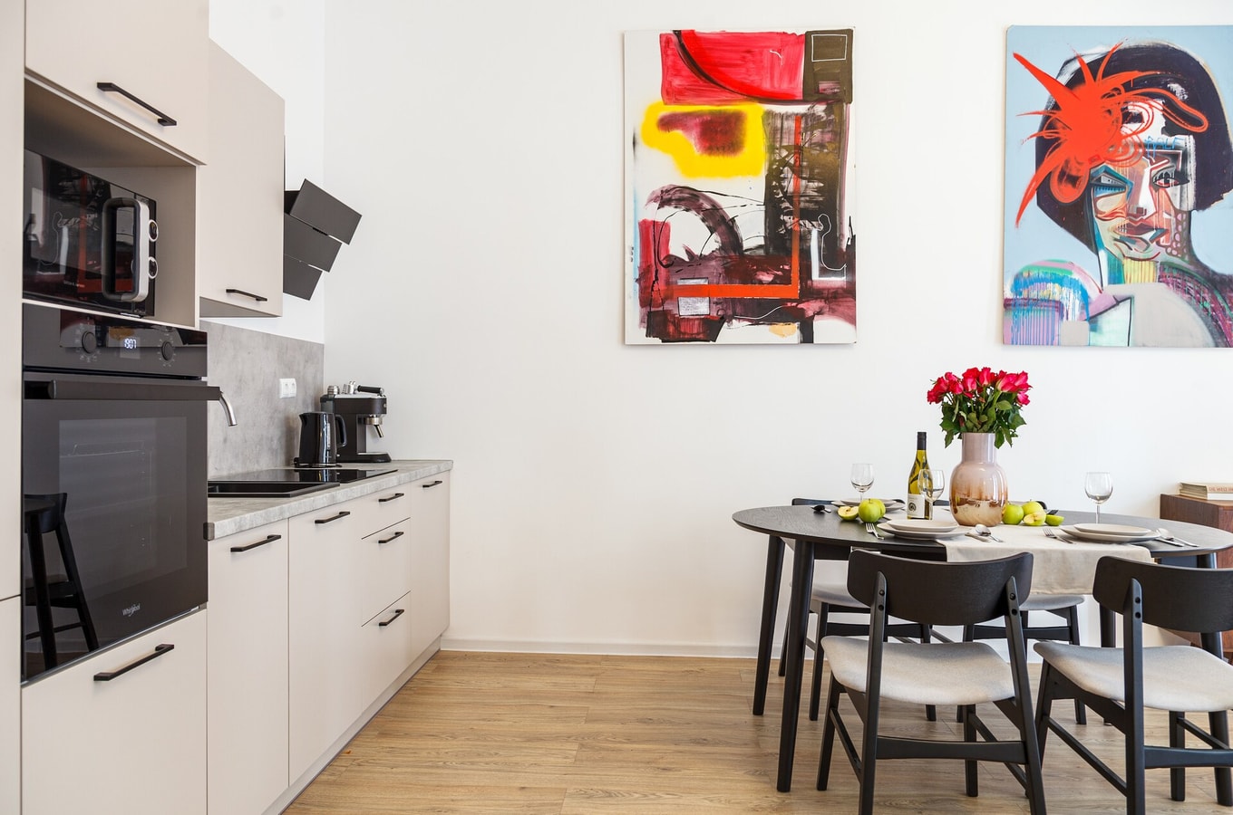 Serene Haven: 3BR Apt with Light Tones and Artwork Apartamenty do wynajęcia