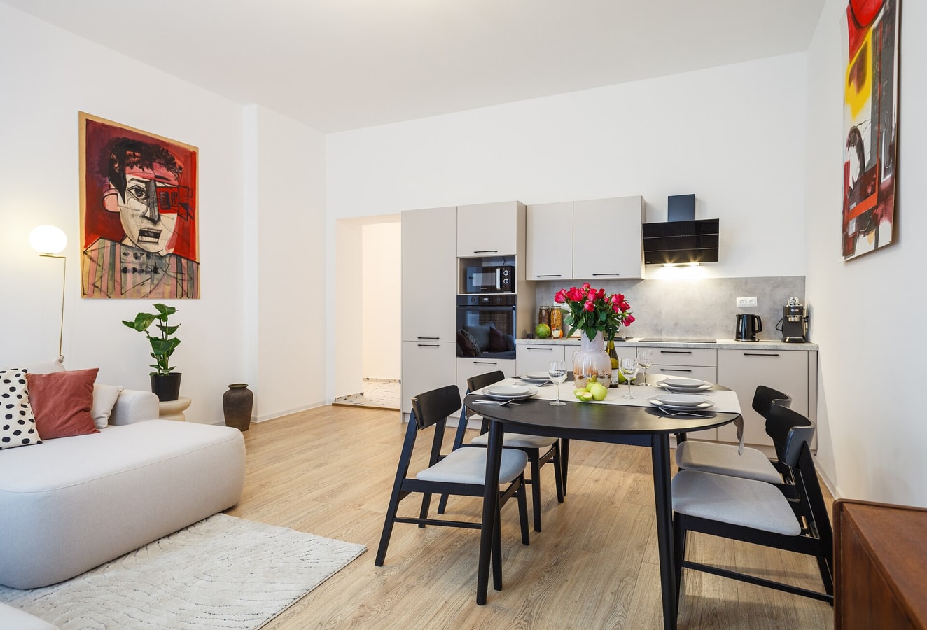 Serene Haven: 3BR Apt with Light Tones and Artwork Apartamenty do wynajęcia