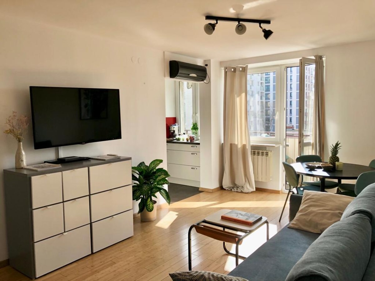 Sunny Warsaw City Centre Flat with Balcony and AC Apartamenty do wynajęcia
