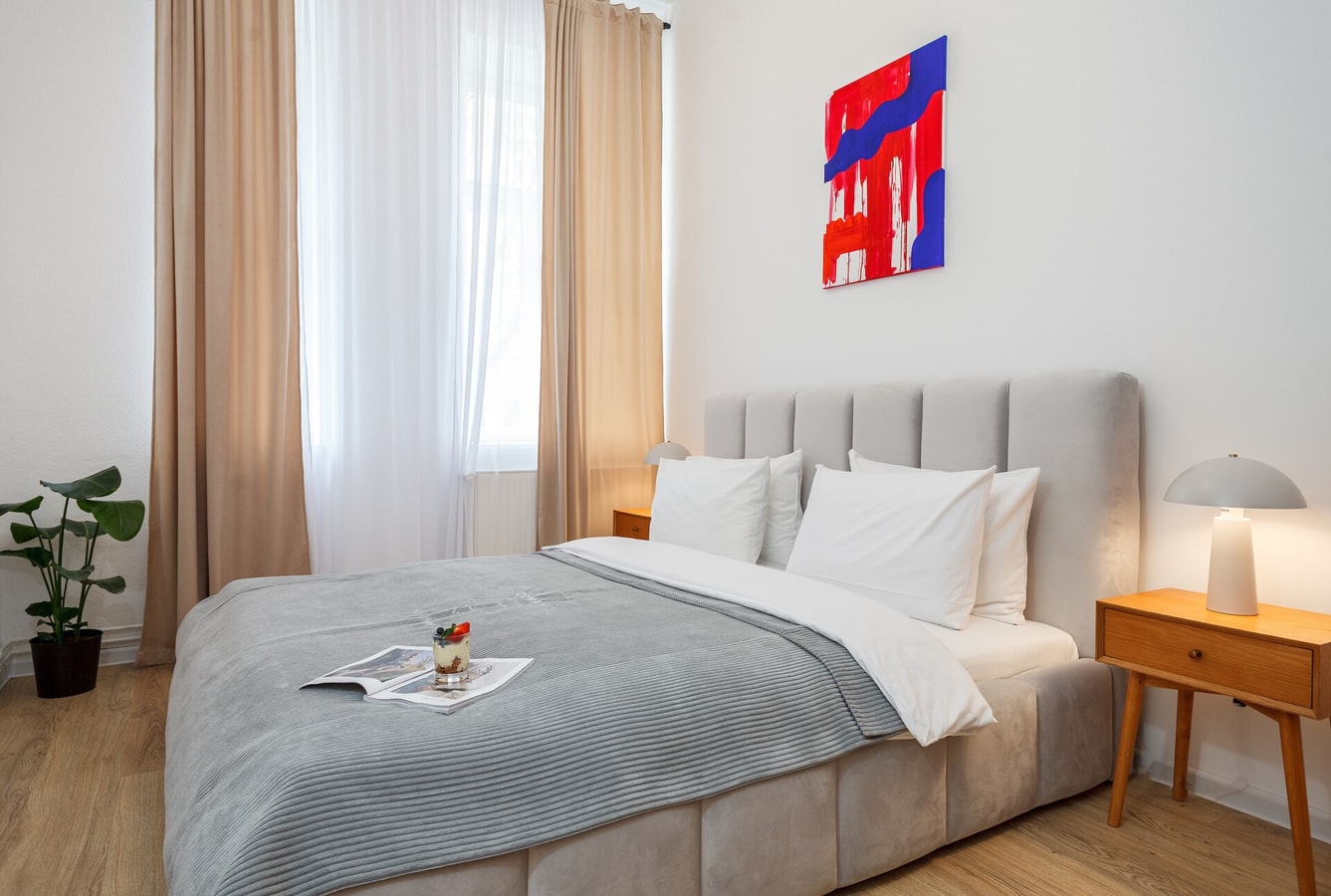 Serene Haven: 3BR Apt with Light Tones and Artwork photo 2