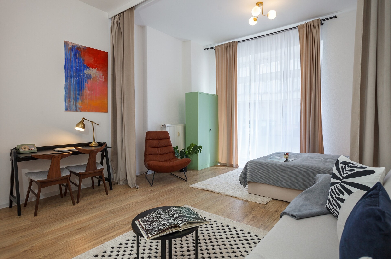 Serene Haven: 3BR Apt with Light Tones and Artwork Apartamenty do wynajęcia
