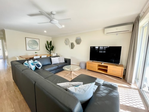 Stunning Modern Diamond Beach Resort Penthouse 70