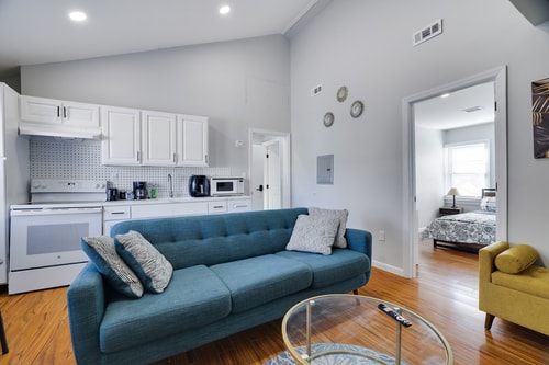 2BR Apt Near EWR & NYC • Workspace + Parking Dwell