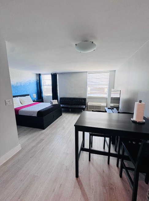 Miami Beach Condo Steps to Ocean Drive – Pets OK Dwell