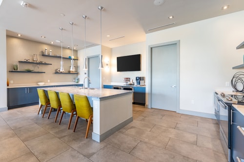 Daytona 2BR | Pool + Free Parking, Pets 5 Dwell