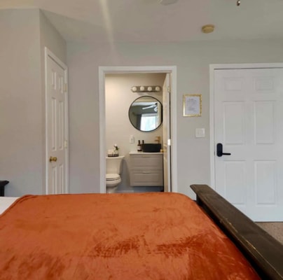 Private En-Suite w/ Kitchenette| Toledo 3 Dwell