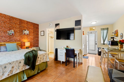 Pet Friendly Stylish Studio in Hollywood 9 Dwell