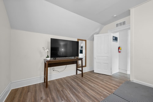 Mexicantown Detroit 2BR | Sleeps 7 + WiFi 7 Dwell