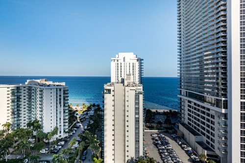 Seaside Penthouse with Pool & Direct Beach Access 1 Dwell