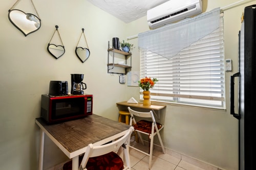Chic 1BR Studio – Pets Welcome, Garden & BBQ 9 Dwell