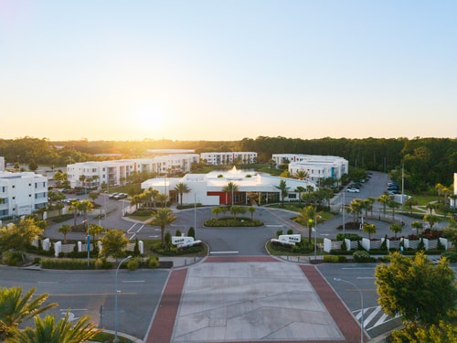 Spacious 3BR | Pool, Gym, Near Beach & Speedway 73 Dwell