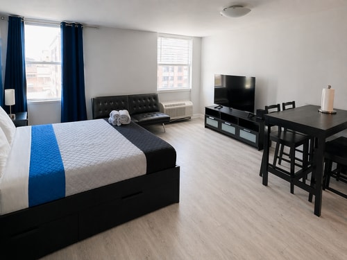 Miami Beach Condo Steps to Ocean Drive – Pets OK 1 Dwell