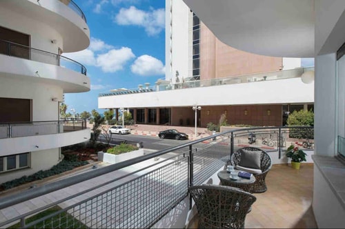 Beachfront 2BR/2BA Desing Suite on Tel-Aviv 33 Dwell