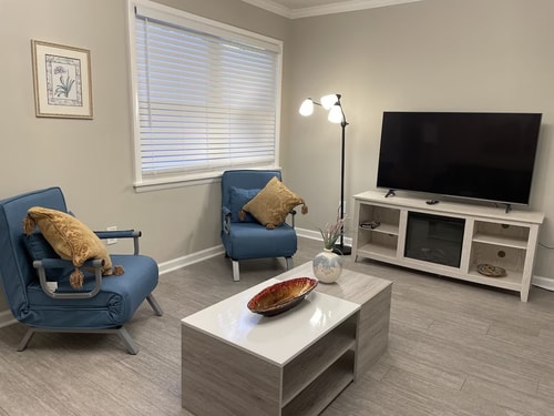Bright 2BR in Hilton Head | Pool + Parking 2 Dwell