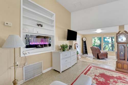 Orlando 3BR | Hot Tub + Parking + Pets 3 Dwell