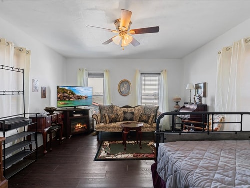 Pet-Friendly Historic 4BR Home in Illinois 11 Dwell