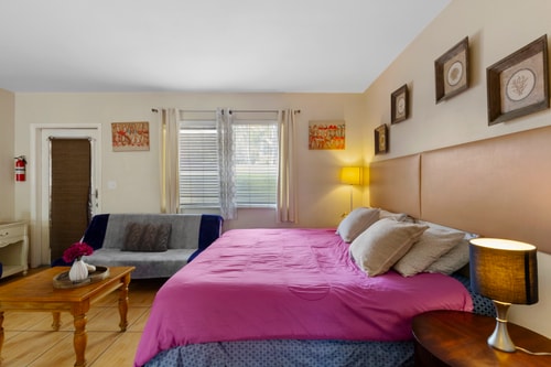 Pet-Friendly 1BR Studio w/ Parking & BBQ, Hollywood 7 Dwell