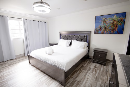 Spacious 5-Bedroom House with Pool in North Miami 28 Dwell