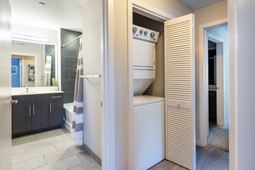 Spacious 3BR | Pool, Gym, Near Beach & Speedway 34 Dwell