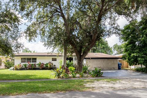 Spacious 5-Bedroom House with Pool in North Miami 51 Dwell