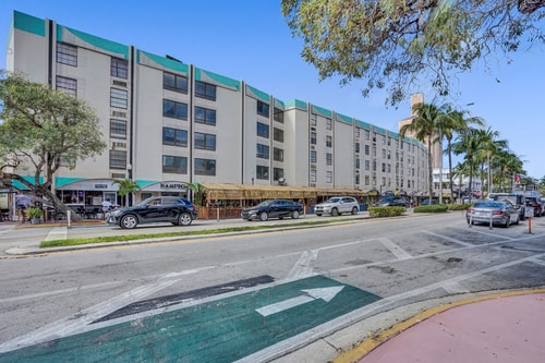 Ocean Dr 1BR • Miami Beach Getaway 20 Dwell